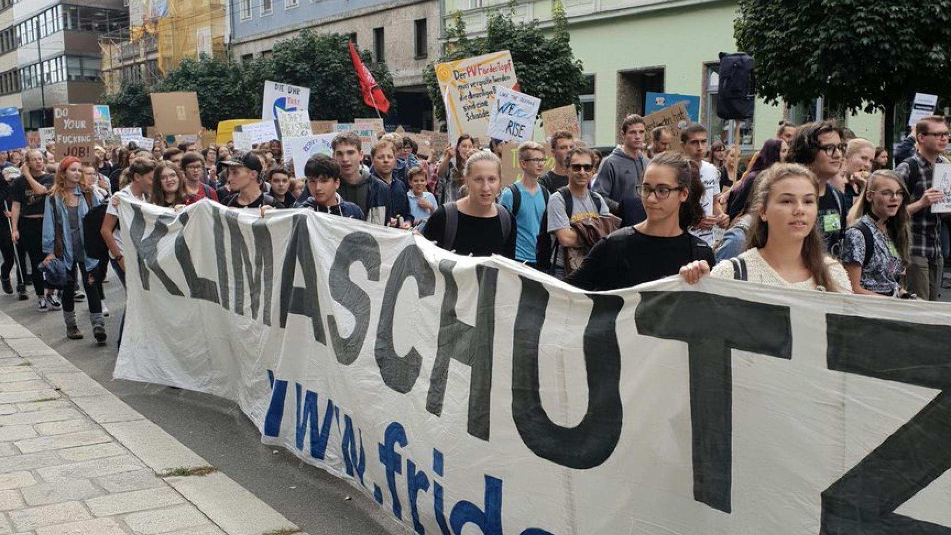 Klima Demo Leute Trotz Geh Verbots In Linz