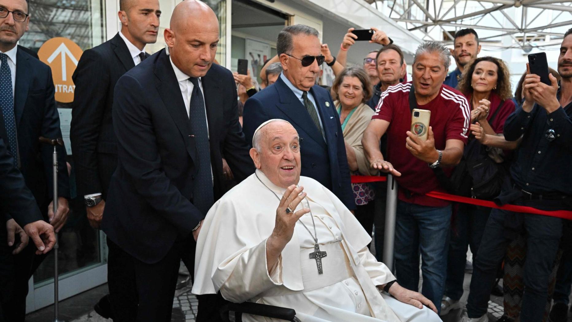 Scherzender Papst Franziskus Verlie Das Krankenhaus Im Rollstuhl