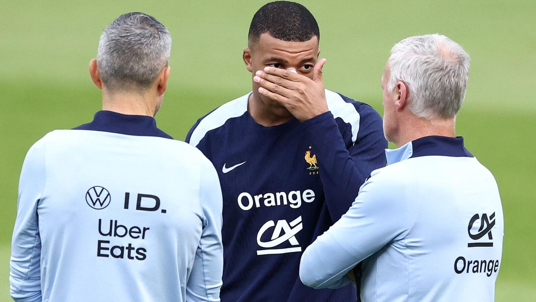 Fotos Mbappé nach Nasenbeinbruch zurück auf dem Rasen