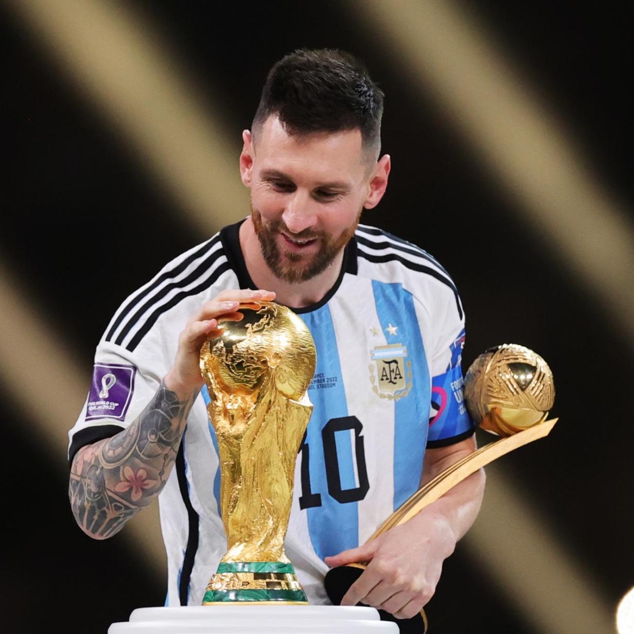 Ungesund Symphonie Fallen Messi Mit Wm Pokal Im Bett Erinnerung Dicke Tante