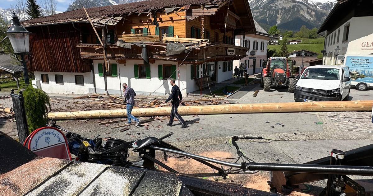 Bergdoktor Wirtshaus bei Maibaum Unfall zertrümmert