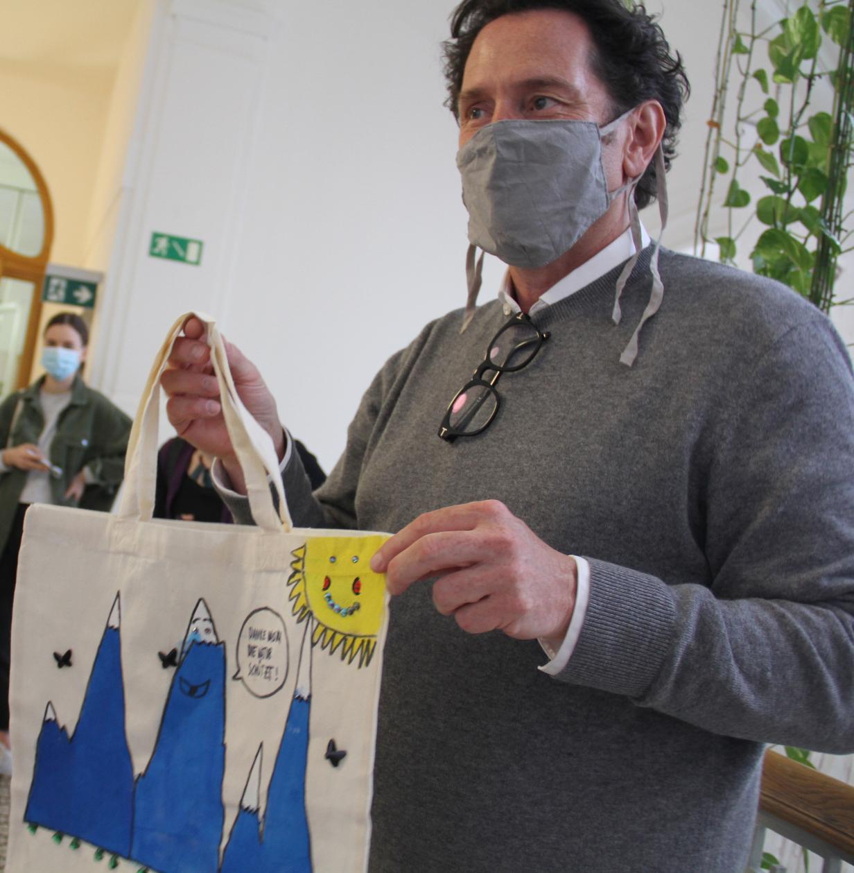 Umwelt-Kunst: Großer hölzerner „Kristall“ und Knirsch-Hocker | kurier.at