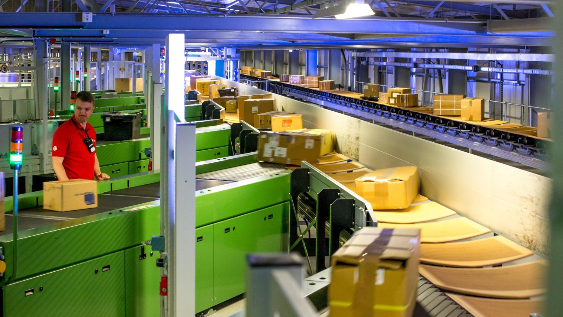 Die Packerlschupfer von DPD: Besuch im größten Paketzentrum Europas