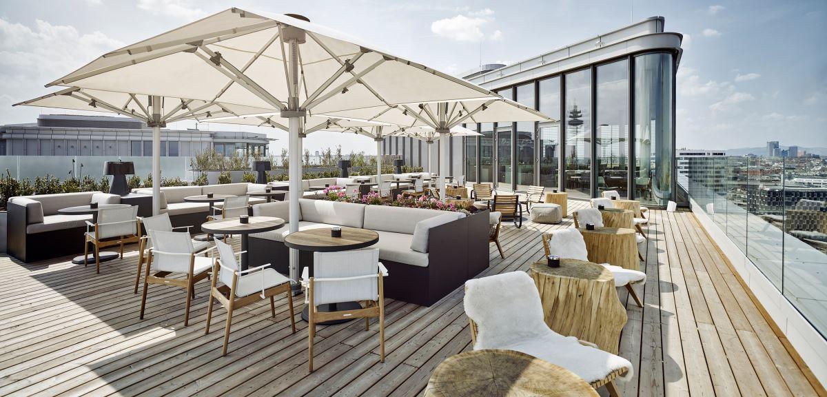 Dachterrassen-Bar: Hummerschwänze und Muscheln mit Blick über Wien genießen