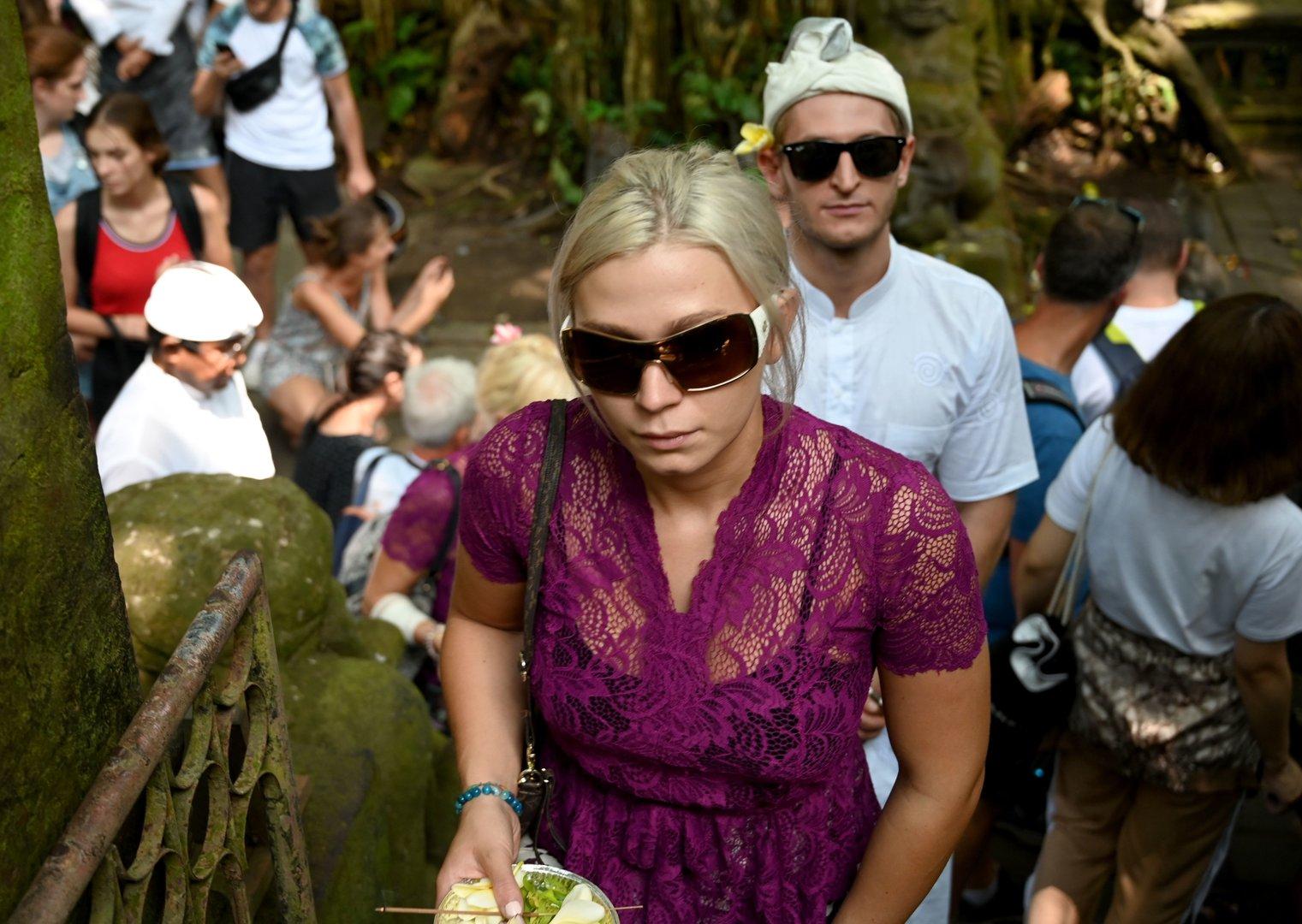 Bizarres Video Influencer Paar Entheiligt Tempelwasser Auf Bali Kurierat 