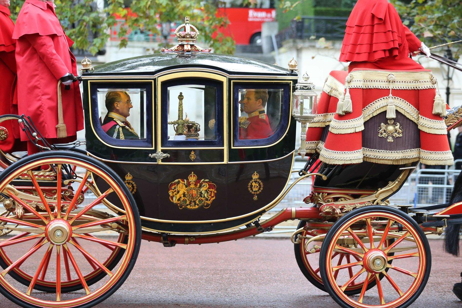 Hofzeremoniell wie vor 200 Jahren: Queen eröffnete Parlament