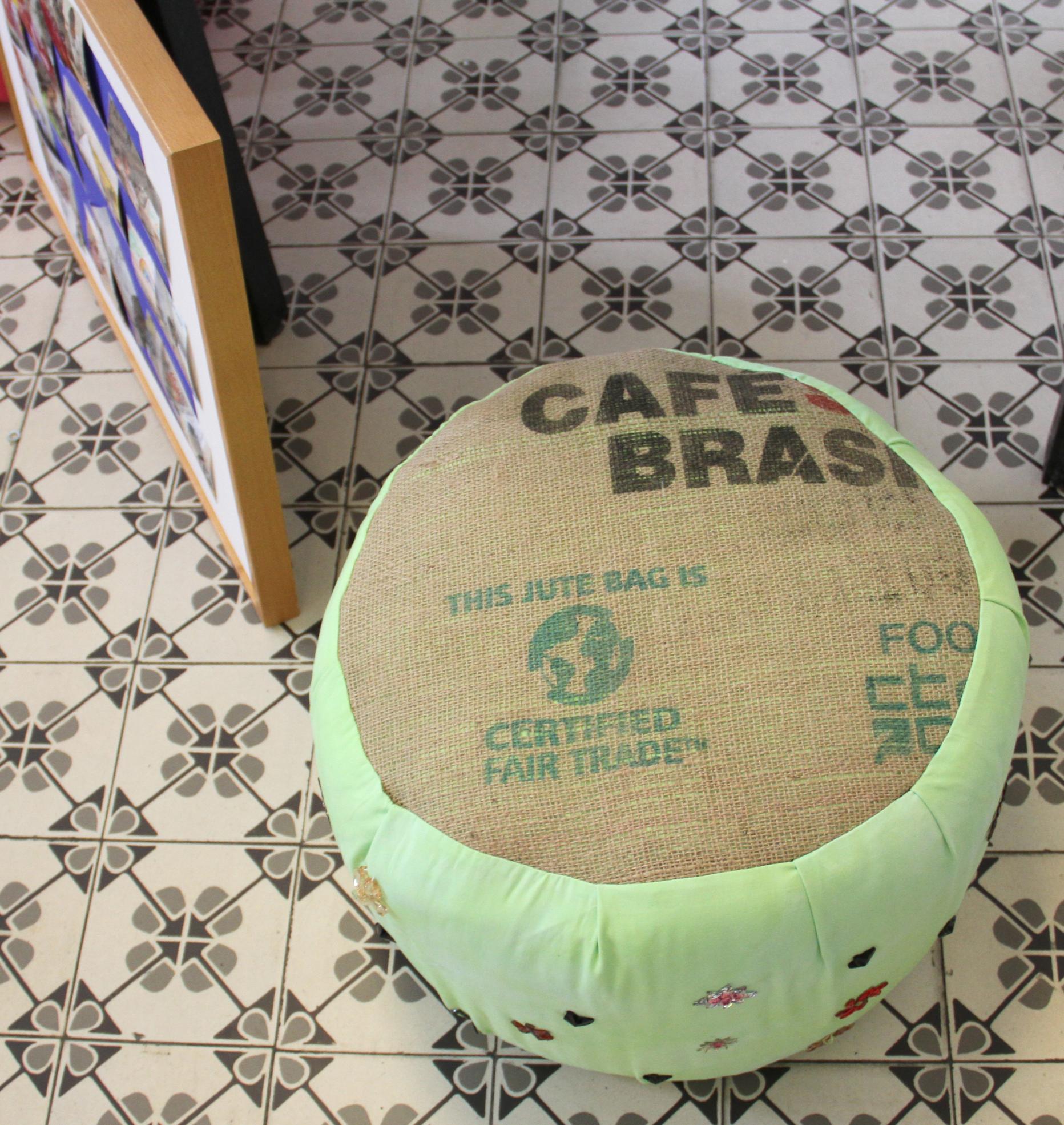 Umwelt-Kunst: Großer hölzerner „Kristall“ und Knirsch-Hocker | kurier.at