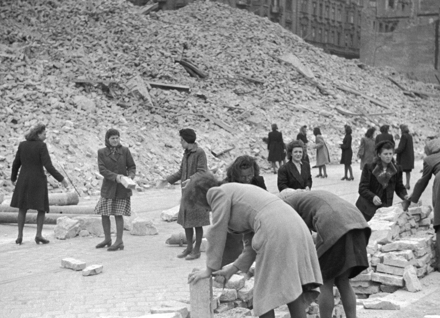 Mythos Trümmerfrauen: Ein Historiker erklärt, wie es 1945 wirklich war ...