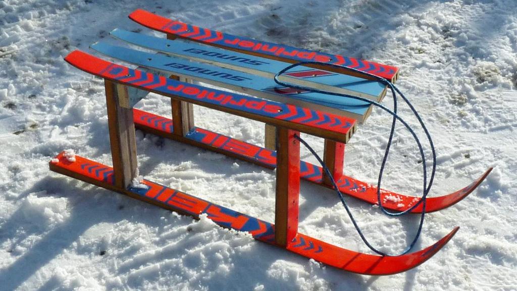 Design und Recycling: Möbel aus alten Skiern | kurier.at