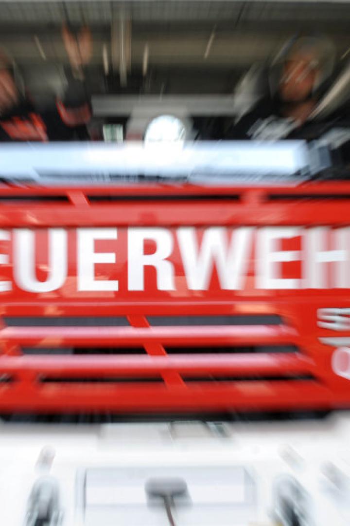 Ein rotes Feuerwehrauto mit der Aufschrift „FEUERWEHR“.