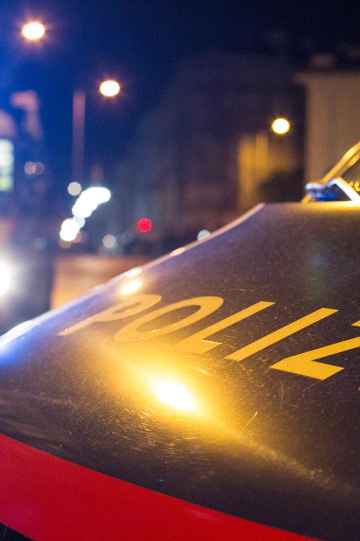 Zwei Polizeiautos in der Nacht