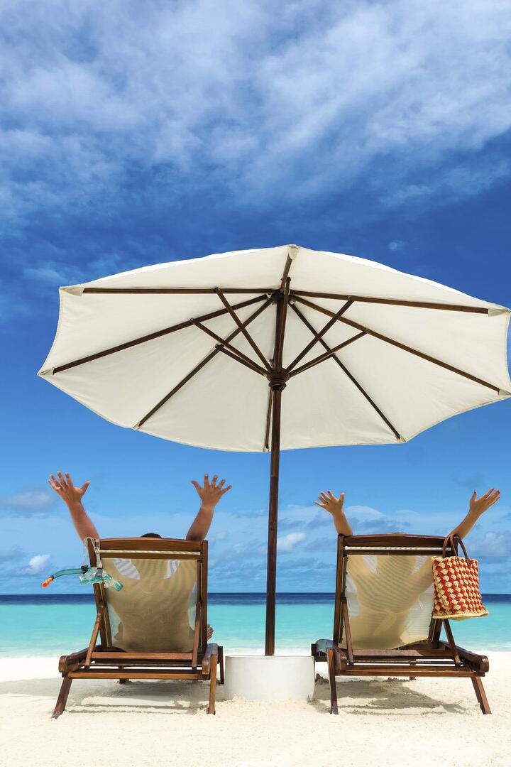 Zwei Personen entspannen im Urlaub.