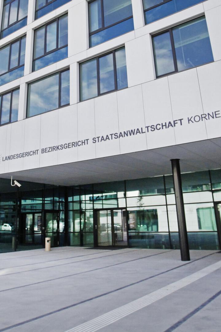 Das Justizzentrum Korneuburg mit Passanten vor dem Eingang.