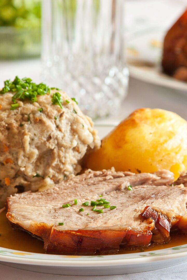 Ein österreichischer Klassiker: Schweinsbraten mit Knödel und Erdäpfel