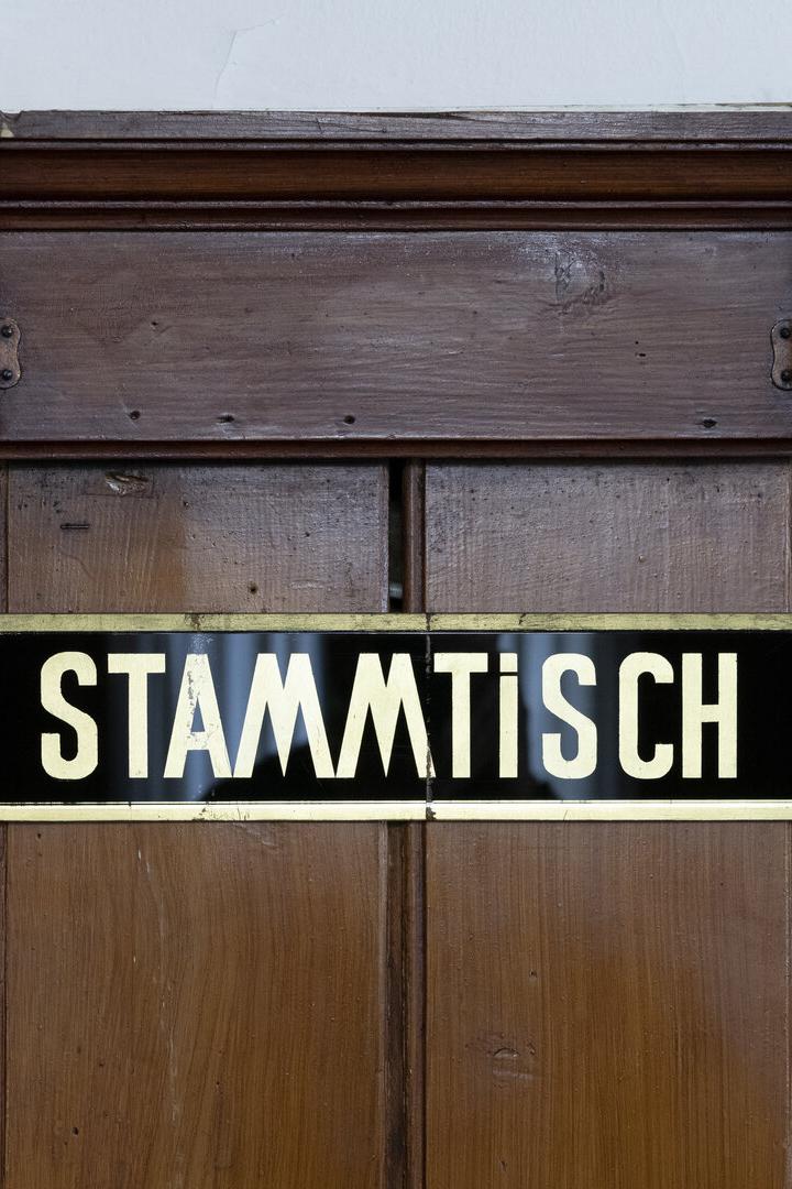 Schild mit der Aufschrift "Stammtisch"