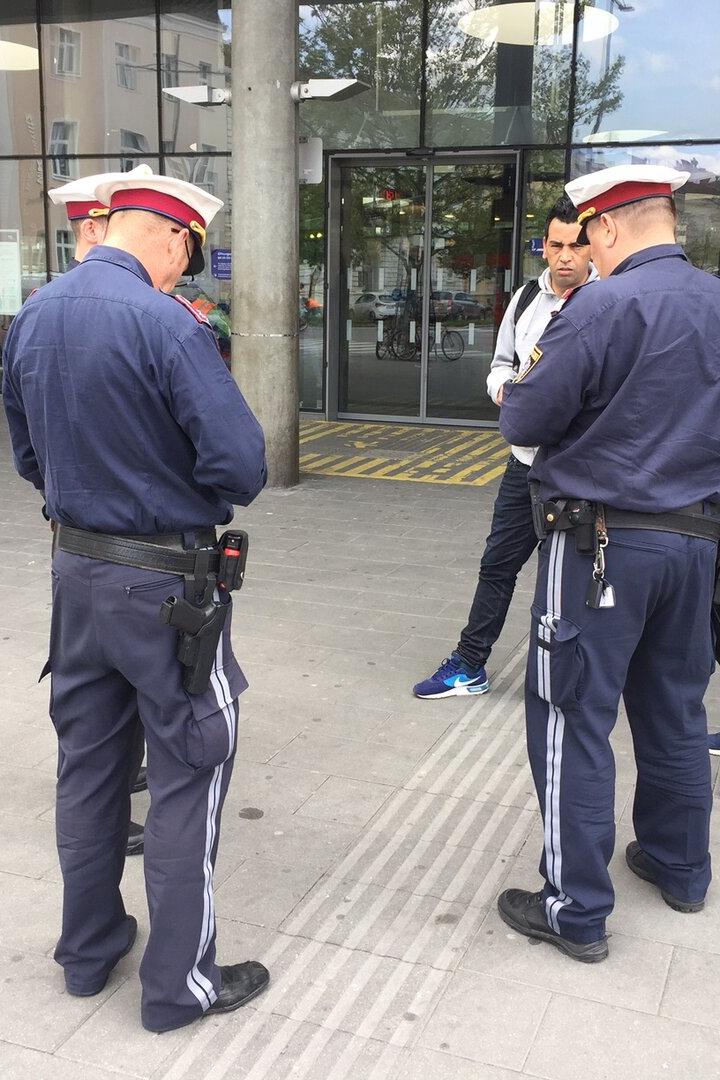 Polizisten kontrollieren die Ausweise von Jugendlichen