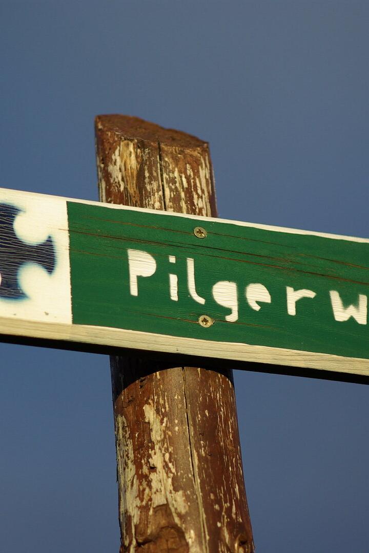 Schild mit Aufschrift Pilgerweg