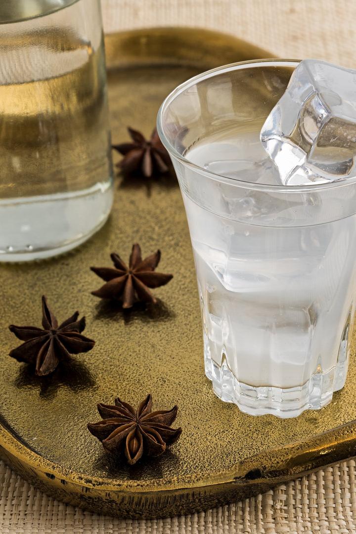 Tablett mit Flasche und Schnapsglas und Sternanis