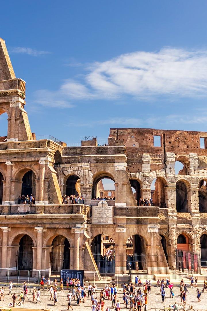 Das Kolosseum in Rom, Italien, an einem sonnigen Tag mit vielen Besuchern.