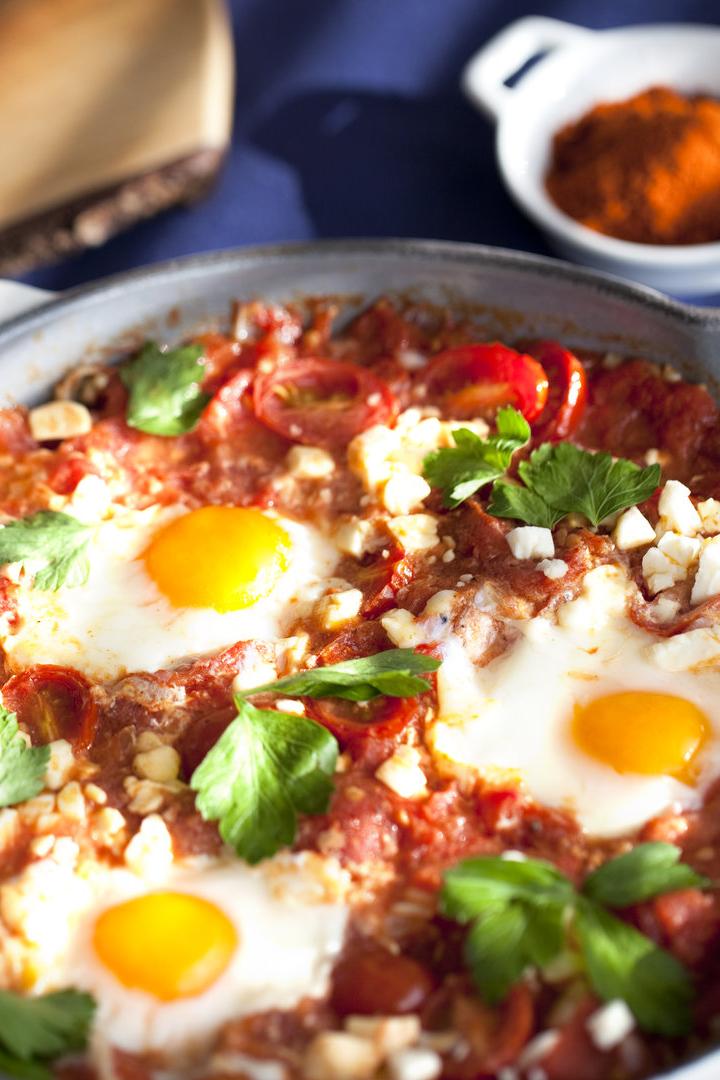 Shakshuka mit Brot und Petersilie
