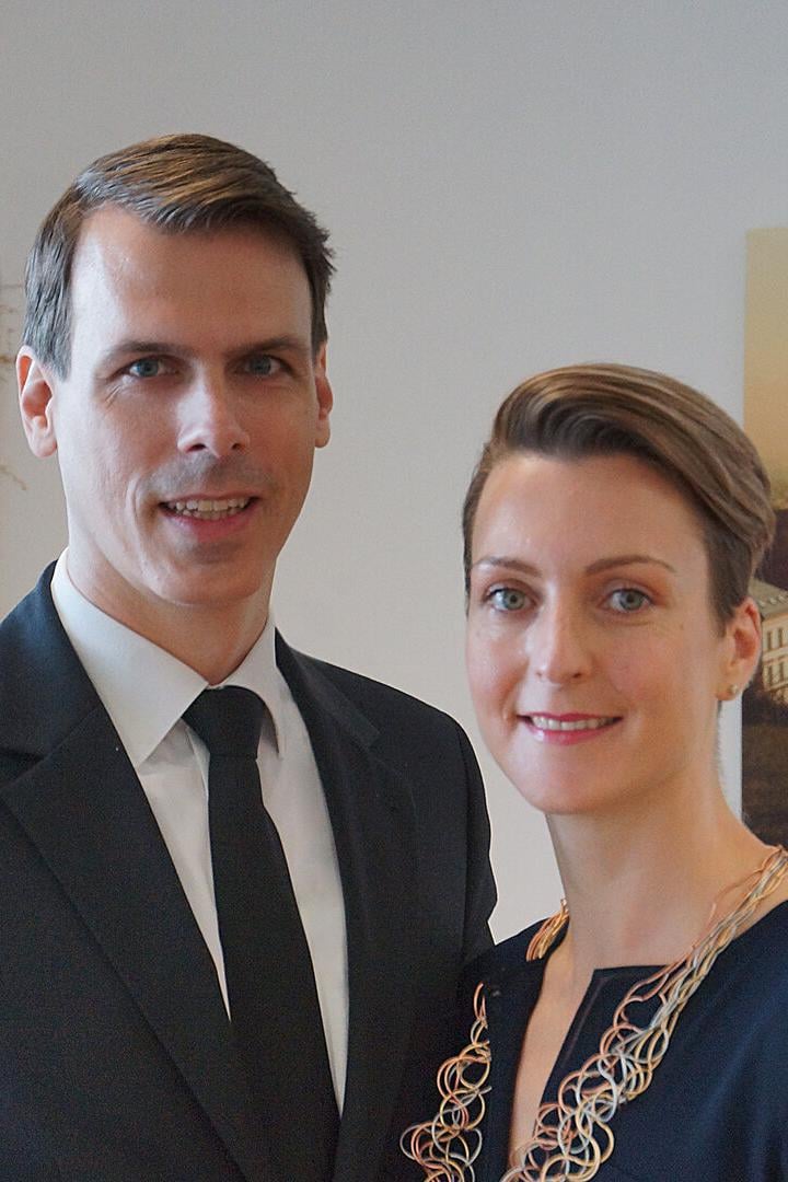 Ein Mann und eine Frau sehen in die Kamera