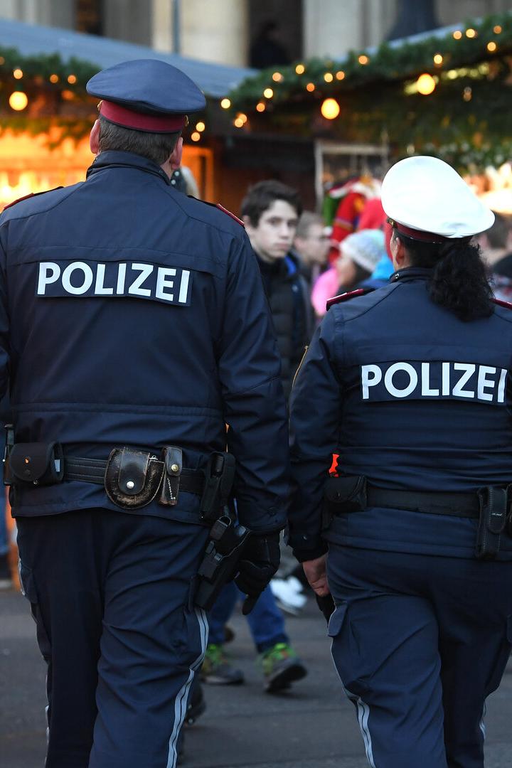 Mit Sturmgewehr am Christkindlmarkt