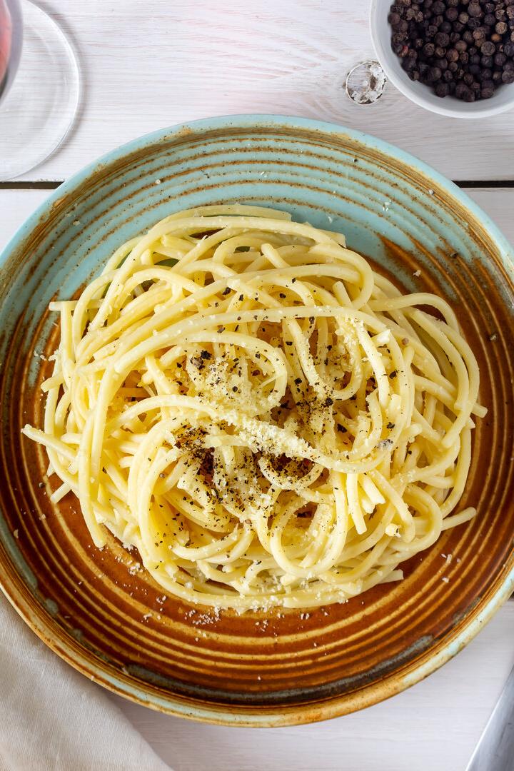 Ein Teller voll Pasta Cacio e Pepe: Das römische Traditionsrezept besteht aus nur drei Zutaten. 