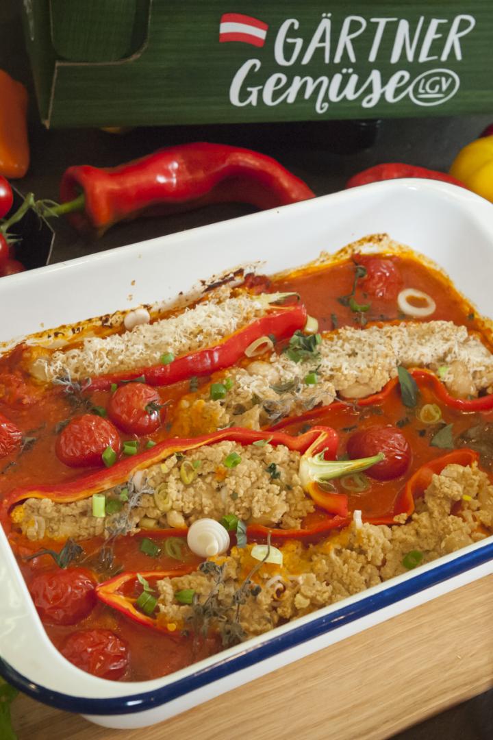 Spitzpaprika & Couscous: Ein vegetarischer Auflauf mit fruchtiger Sauce