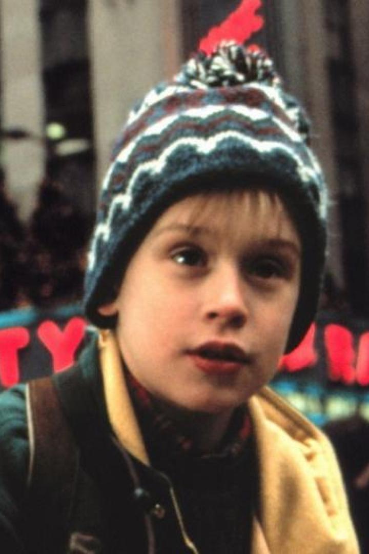 Macaulay Culkin als Kevin McCallister vor dem Radio City Music Hall in „Kevin – Allein in New York“.