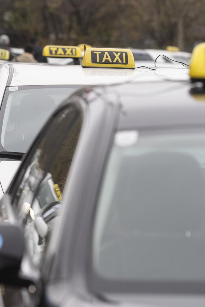 Eine Reihe von Taxis steht hintereinander.