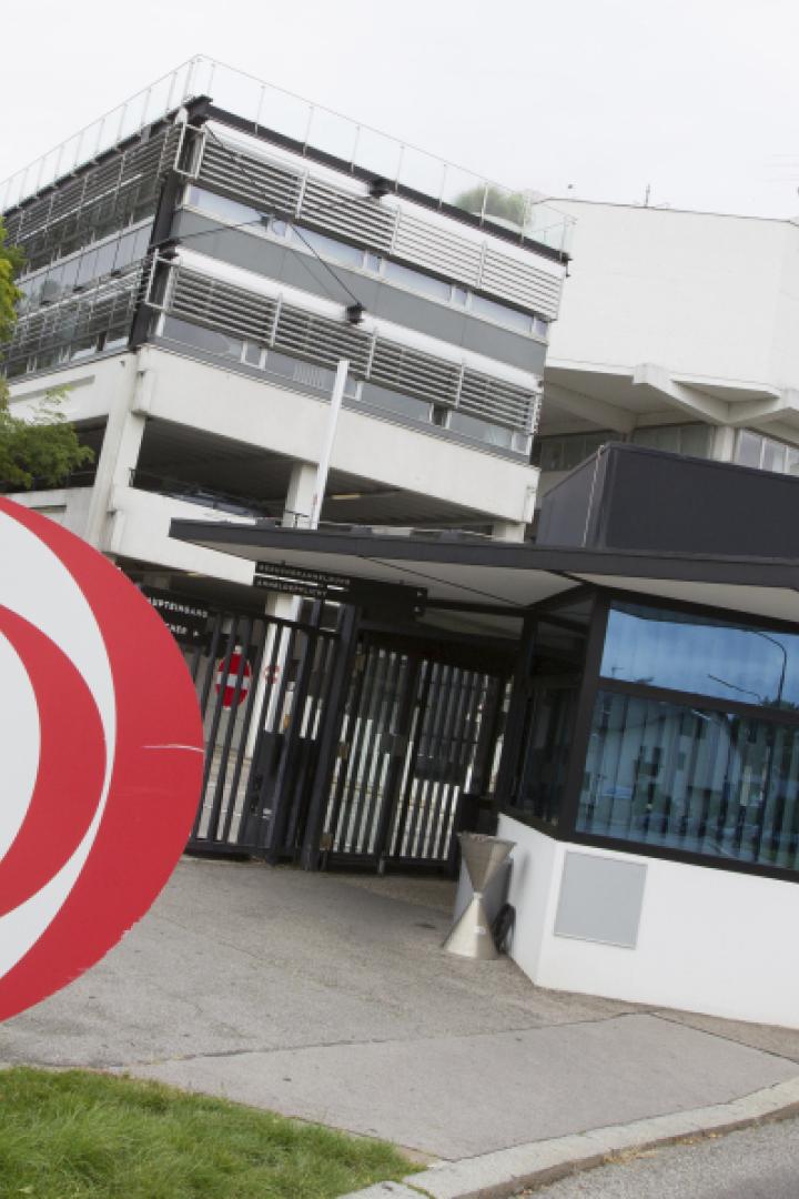 Das ORF-Zentrum in Wien mit dem markanten Logo im Vordergrund.