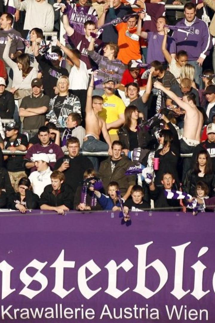 Eine Menschenmenge, vermutlich Fans von Austria Wien, feuern ihr Team an.