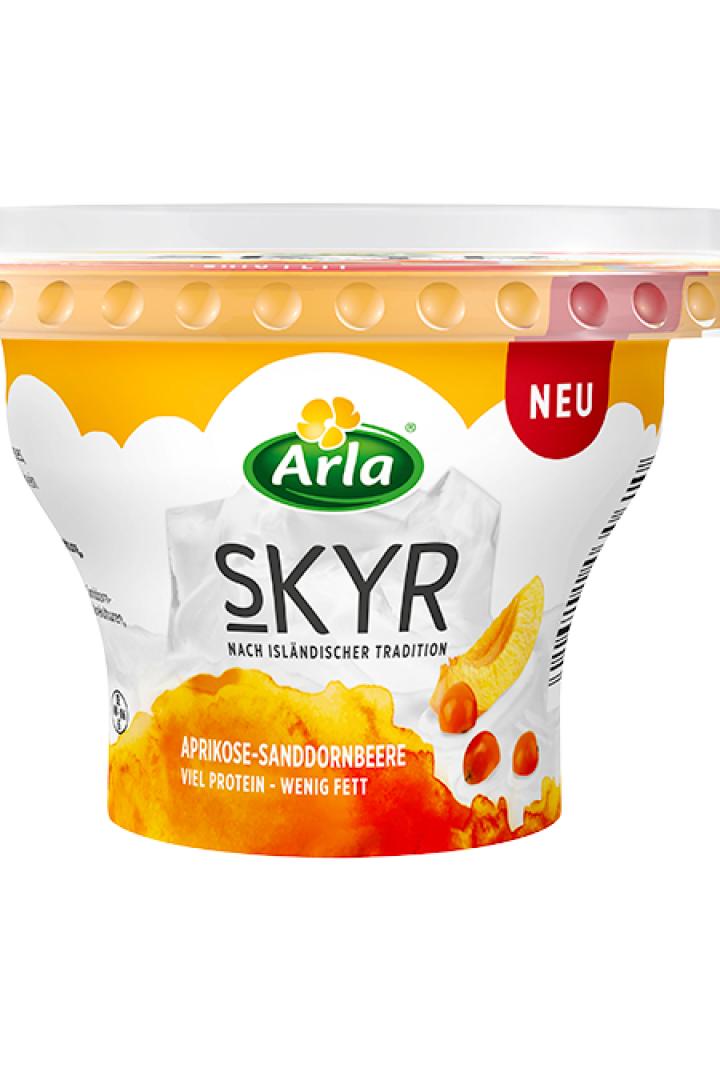 Ein Becher Skyr vor weißem Hintergrund