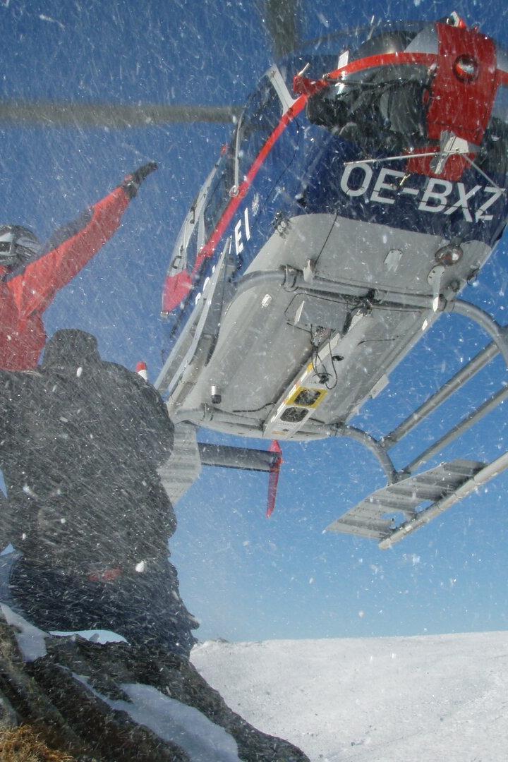 Rettungsaktion mit Hilfe der Flugpolizei im Hochgebirge