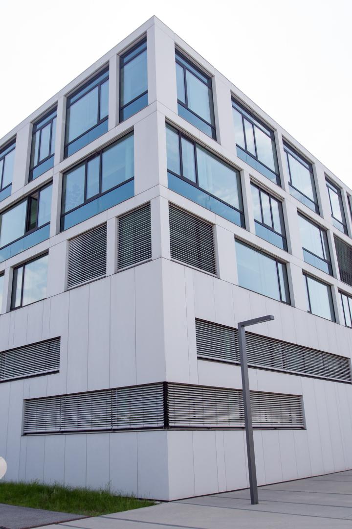 Das Landesgericht Korneuburg in einem modernen, weißen Gebäude.