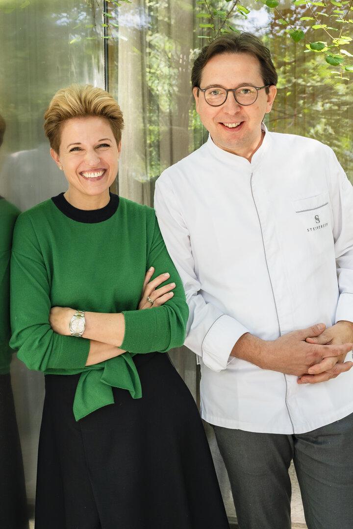 Heinz und Birgit Reitbauer vor Glaswand