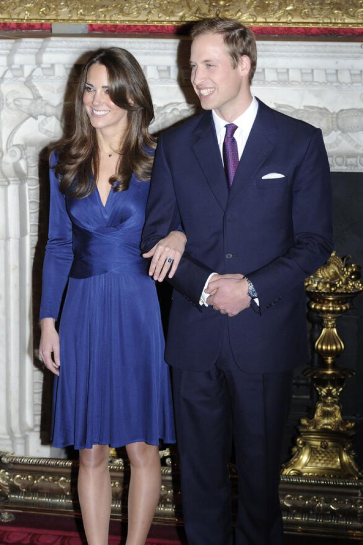 Das Paar zeigte sich hier offiziell bei der Bekanntgabe der Verlobung im Jahr 2010. Kate im blauen knielangen Kleid, William in einem dunklen Anzug.