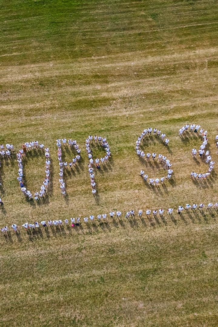Menschenkette mit dem Schriftzug Stopp S34