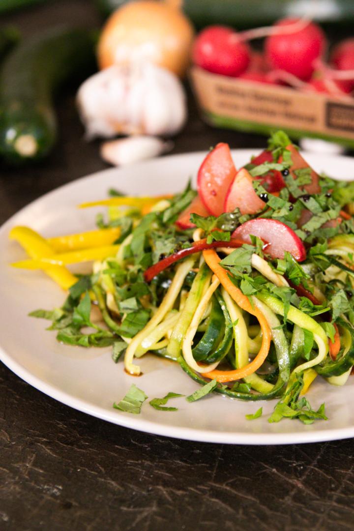Zoodle-Salat mit gebratenen Radieschen: Der perfekte Sommer-Lunch