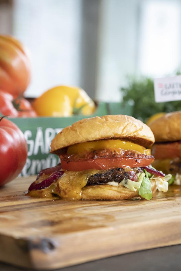 Herzhaftes für Genießer: Cheeseburger mit Ochsenherzparadeiser