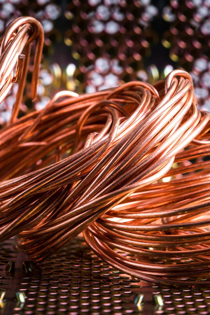 Kupferdraht liegt in Schlaufen auf einem metallischen Untergrund.