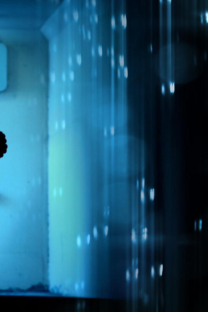 Ein junger anonymer Mann sitzt mit hängenden Schultern auf einer Bank.