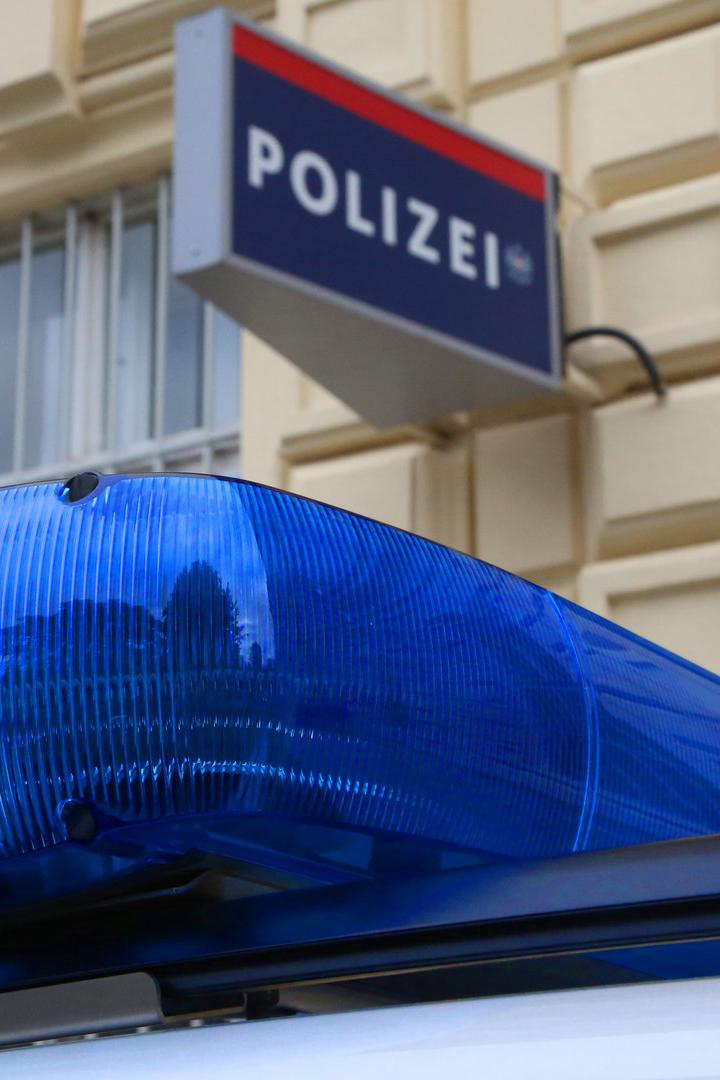 Polizeiauto vor Polizeiinspektion.