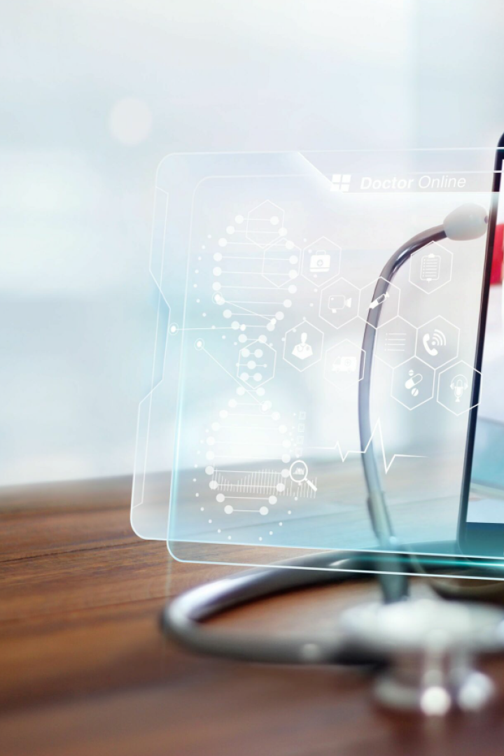 Ein Smartphone zeigt einen Arzt im Videoanruf, daneben liegt ein Stethoskop.