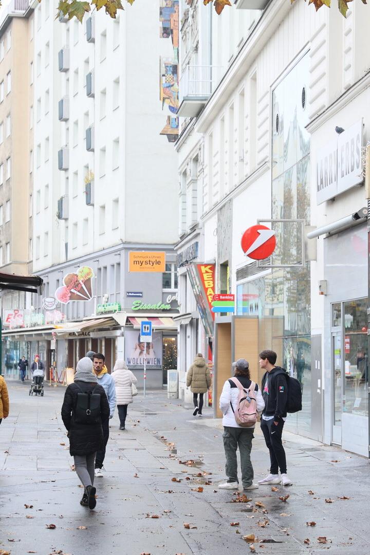 Der Schwedenplatz ist von Öffi-Haltestellen, Autoverkehr und Imbissständen geprägt. Über dessen Umbau wird seit dreizehn Jahren diskutiert. 