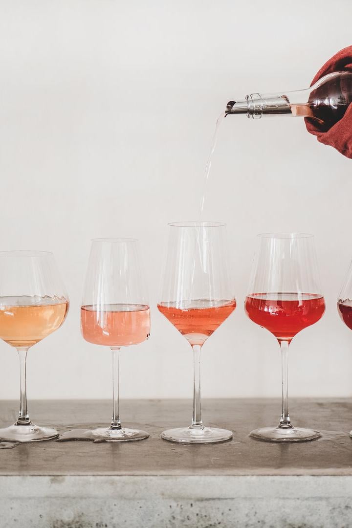 Rosé zeigt sich nicht nur farblich vielfältig – von zartem Rosa bis dunkelrot– sondern auch geschmacklich: mit Noten von Himbeere, Zwetschke, Hagebutte oder würzigen Kräutern wie Thymian.