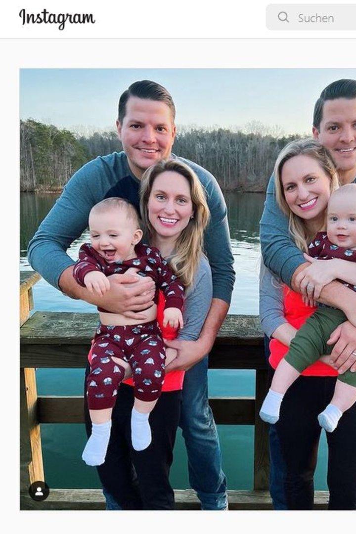 Zwei Zwillingspaare mit ihren Babys verbringen Zeit am See.