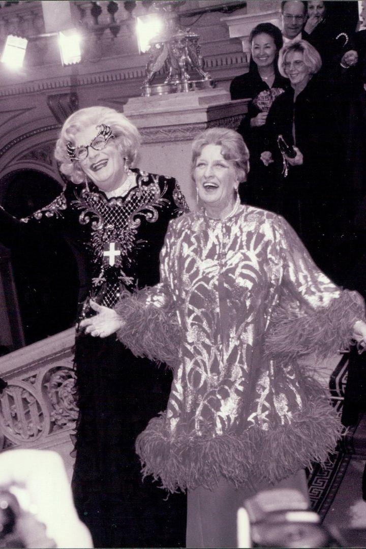 „Hallo Beutelratten!“ Dame Edna (Barry Humphries) 1996 mit Lotte Tobisch