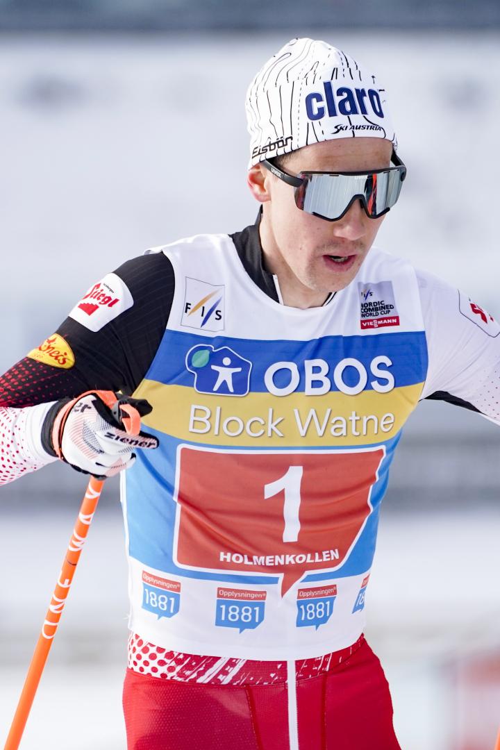 Ein Skilangläufer mit Startnummer 1 in Holmenkollen trägt eine Mütze mit "claro"-Aufschrift.