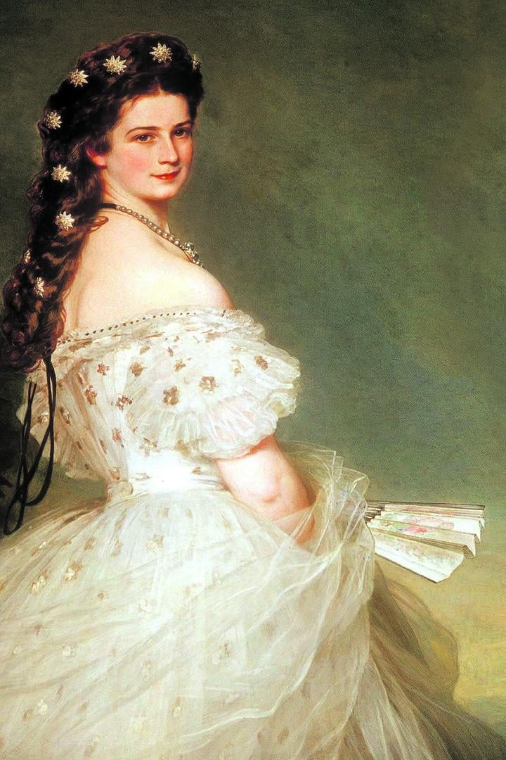 Ein Porträt von Kaiserin Elisabeth von Österreich in einem weißen Ballkleid.